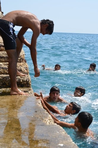 Taşucu’nda deniz sezonunu öğrenciler açtı