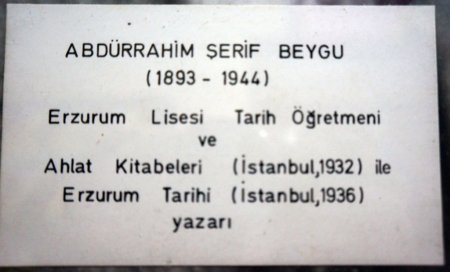 Taşyürek: Tarihçi Beygu'nun okul tabelasındaki isim hatası düzeltilsin