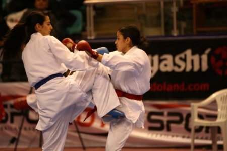 Tatamide abla, kardeşe acımadı