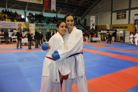 Tatamide abla, kardeşe acımadı