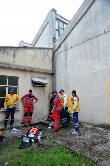 Tatbikatta itfaiye eri 5 metre yüksekten rögara düştü, ayak bileği kırıldı