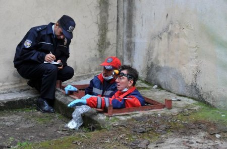 Tatbikatta itfaiye eri 5 metre yüksekten rögara düştü, ayak bileği kırıldı