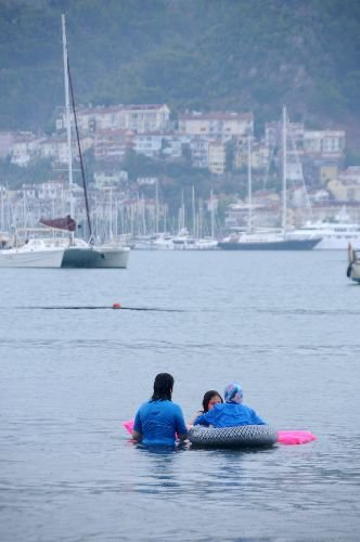 Tatilciler, Sağanak Yağmurda Deniz Keyfi Yaptı