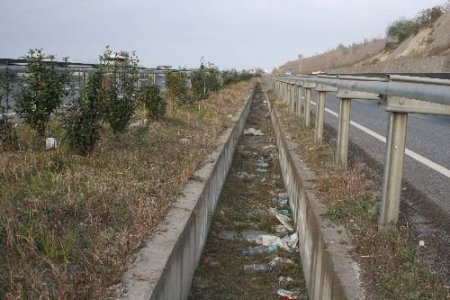 Tatilcilerden Geriye Yol Kenarlarındaki Çöpler Kaldı