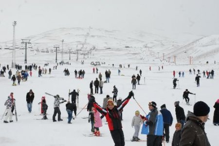 Tatili Fırsat Bilen Kayak Severler Eciyes'e Akın Etti