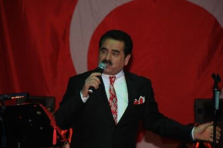 Tatlıses, Fethiye'de Yeni Albümünün Şarkılarını Okudu