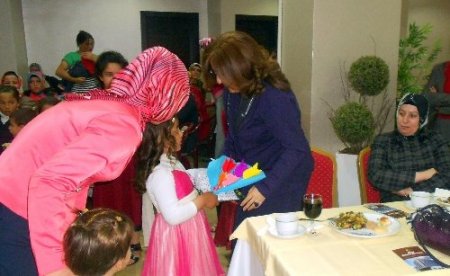 Tatvan Aile Destek Merkezi anneleri unutmadı