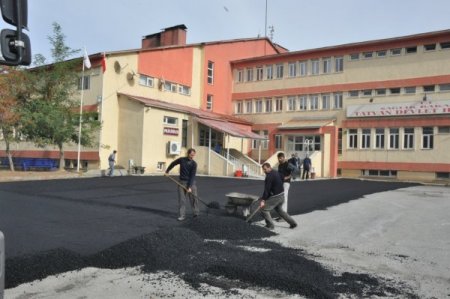 Tatvan Devlet Hastanesi’nin çevre düzenlemesi yapıldı