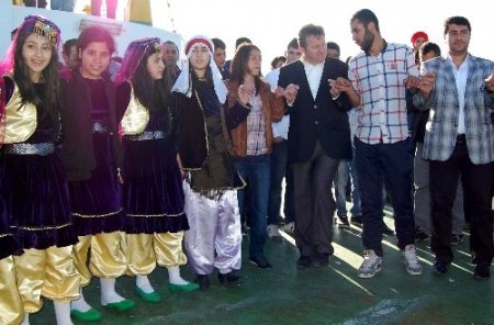 Tatvan halk oyunları yarışmasına yoğun katılım