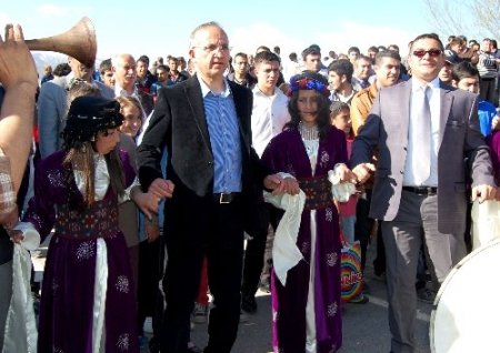 Tatvan halk oyunları yarışmasına yoğun katılım