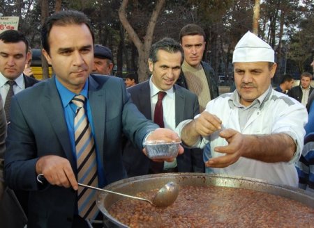 Tatvan’da 7 farklı noktada 7 bin kişiye aşure dağıtıldı