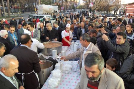 Tatvan’da 7 farklı noktada 7 bin kişiye aşure dağıtıldı