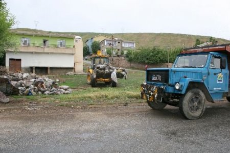 Tatvan'da Çöp Evden 3 Kamyon Çöp Çıkartıldı