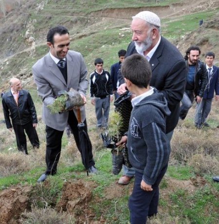 Tatvan’da Kutlu Doğum adına 571 ağaç toprakla buluştu