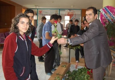 Tatvan'da Kutlu Doğum Haftası'nda konferans verildi ve etli pilav dağıtıldı