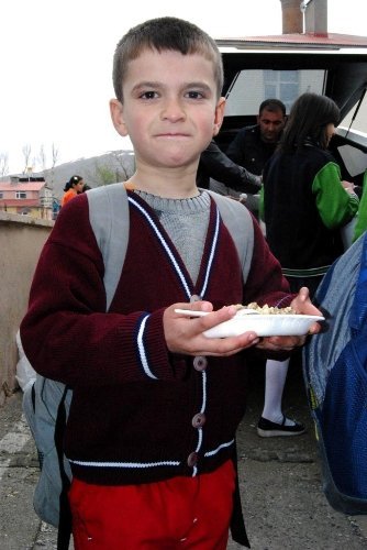 Tatvan'da Kutlu Doğum için etli pilav dağıtılıyor