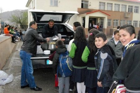 Tatvan'da Kutlu Doğum için etli pilav dağıtılıyor
