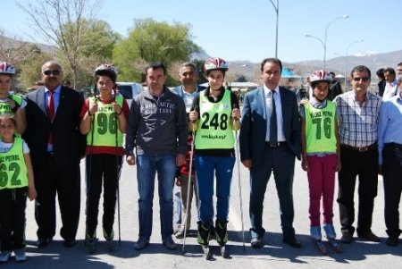 Tatvan’da tekerlekli kayak il birinciliği yarışmaları yapıldı