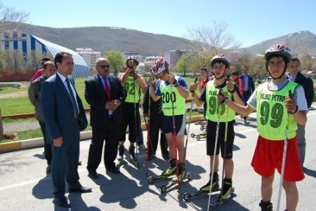 Tatvan’da tekerlekli kayak il birinciliği yarışmaları yapıldı