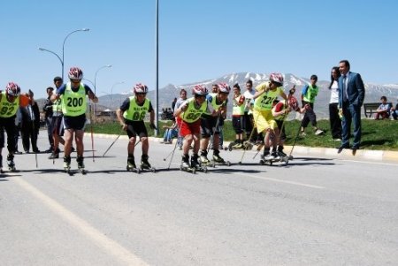 Tatvan’da tekerlekli kayak il birinciliği yarışmaları yapıldı