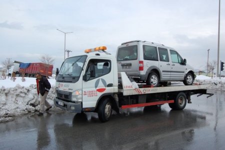 Tatvan’da trafik ışıkları çalışmayan kavşakta kaza