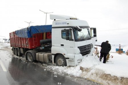 Tatvan’da trafik ışıkları çalışmayan kavşakta kaza