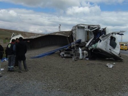 Tatvan’da trafik kazası: 1’i ağır 3 yaralı