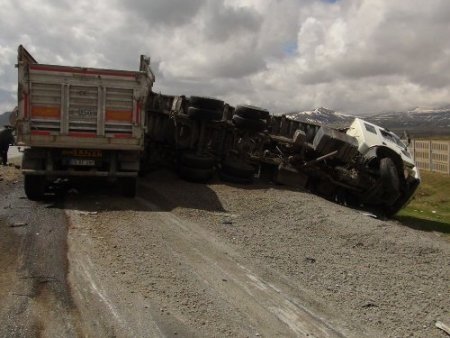 Tatvan’da trafik kazası: 1’i ağır 3 yaralı