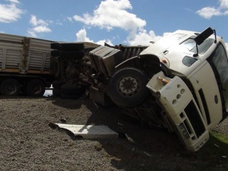 Tatvan’da trafik kazası: 1’i ağır 3 yaralı