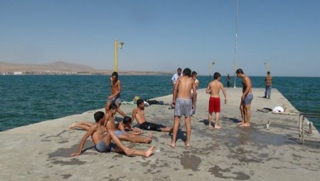 Tatvanlı çocuklar Van Gölü'nün sodalı suyu sayesinde saç renklerini değiştiriyor