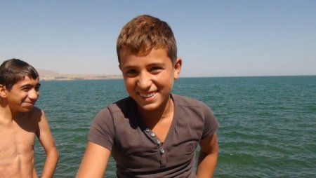 Tatvanlı çocuklar Van Gölü'nün sodalı suyu sayesinde saç renklerini değiştiriyor