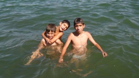 Tatvanlı çocuklar Van Gölü'nün sodalı suyu sayesinde saç renklerini değiştiriyor