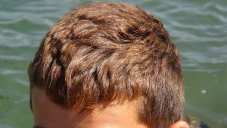 Tatvanlı çocuklar Van Gölü'nün sodalı suyu sayesinde saç renklerini değiştiriyor