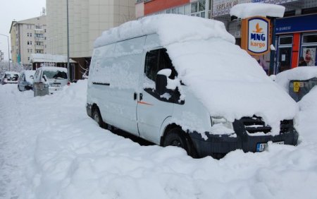 Tatvanlılar güne kar yağışıyla başladı