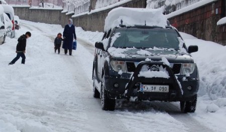 Tatvanlılar güne kar yağışıyla başladı
