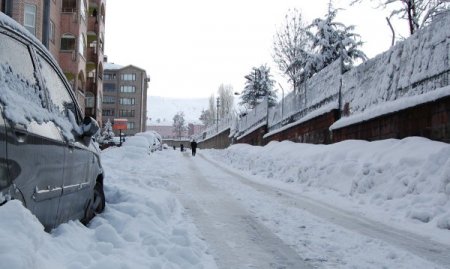 Tatvanlılar güne kar yağışıyla başladı