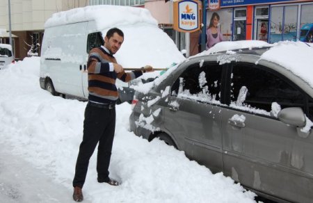 Tatvanlılar güne kar yağışıyla başladı
