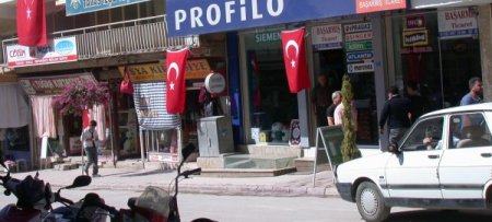 Tavaslılar teröre tepki için işyeri ve evlere bayrak astı