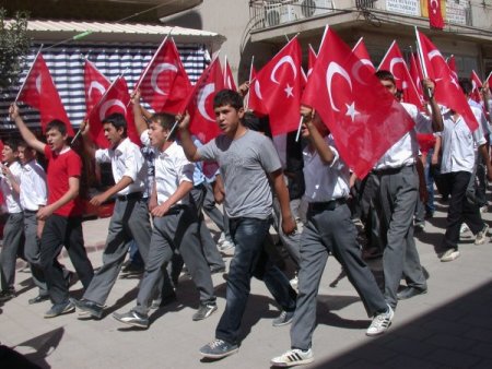 Tavaslılar teröre tepki için işyeri ve evlere bayrak astı