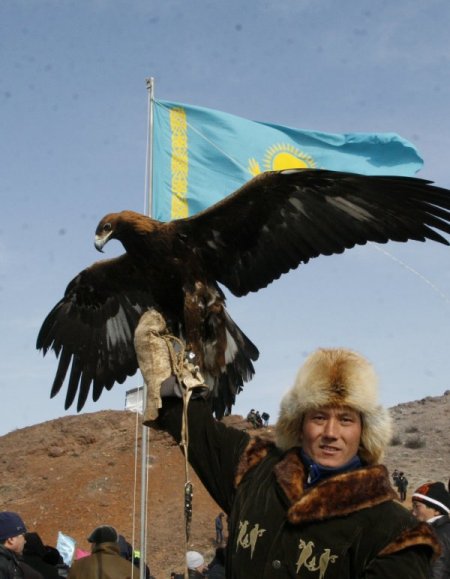 Tavşan ve tilkilerin korkulu rüyası avcı kartallar nefes kesti