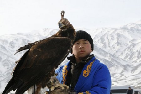 Tavşan ve tilkilerin korkulu rüyası avcı kartallar nefes kesti