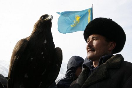 Tavşan ve tilkilerin korkulu rüyası avcı kartallar nefes kesti