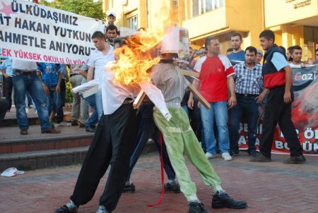 Tavşanlı’da Öcalan, Demirtaş Ve Ayna’nın Kuklaları Yakıldı