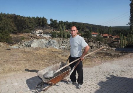 Tavşanlı'daki yangından geriye köylünün el arabası kaldı