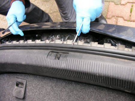 Tavuk aracının içinden 195 bin adet kaçak sigara çıktı