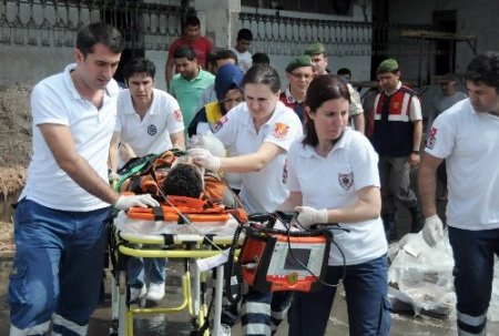 Tavuk yıkama kazanına düşen işçi ağır yaralandı