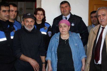 Tavuklarından Ayrılmamak İçin Sokağa Atılmayı Göze Alan Çifte Toplum Polisi Sahip Çıktı
