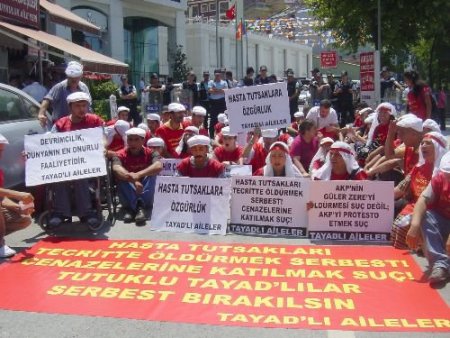 Tayad'dan Ak Parti Önünde Oturma Eylemi
