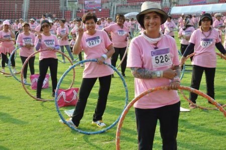 Tayland, 4 bin 183 kişiyle hulahup çevirme rekoru kırdı