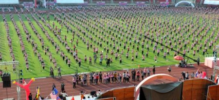 Tayland, 4 bin 183 kişiyle hulahup çevirme rekoru kırdı